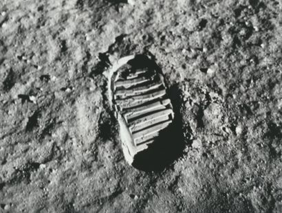 NASA Nasa. Mission Apollo 11. Vue d'une empreinte de pied d'un astronaute sur le...