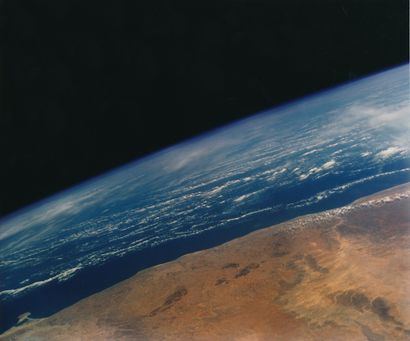 NASA Nasa. Extraordinaire vue de la Terre dont on voit en premier plan la plaine...