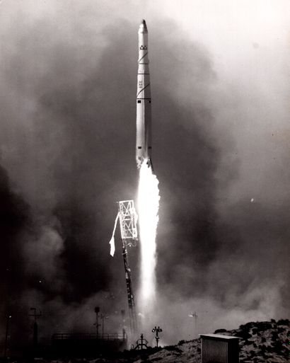 NASA Nasa - US Air Force. Décollage d'une fusée de première génération. Circa 1960....