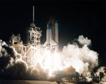 NASA Nasa. Navette spatiale Endeavour (Mission STS-61). Décollage de nuit de la navette...