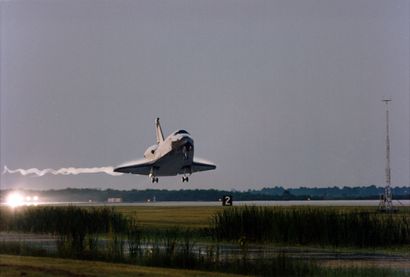 NASA Nasa. Belle vue d'approche de la navette spatiale Columbia (Mission STS-94)...