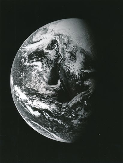 NASA NASA. Mission Apollo 13. Belle vue du globe terrestre pour moitié plongé dans...