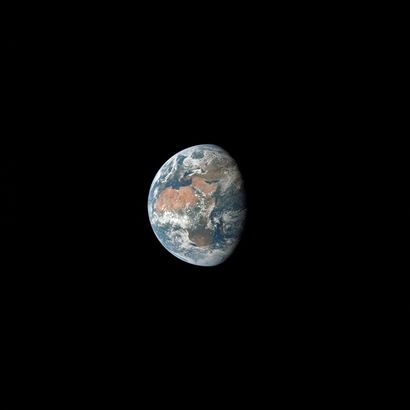 NASA NASA. GRAND FORMAT. Parfaite vue de la Terre telle qu'observée au cours du voyage...