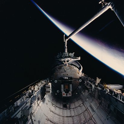 NASA Nasa. Fantastique vue depuis la soute de la navette spatiale éclairée par la...