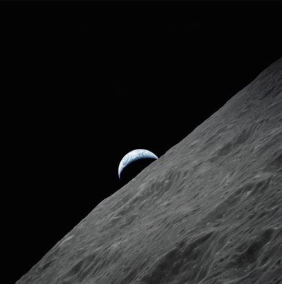NASA Grand Format. Extraordinaire croissant de Terre observé depuis l'orbite lunaire....