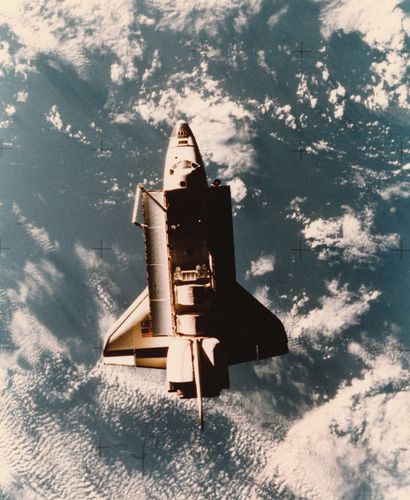 NASA Nasa. La navette spatiale Challenger flotte dans l'Espace. 1984.Tirage chromogénique...