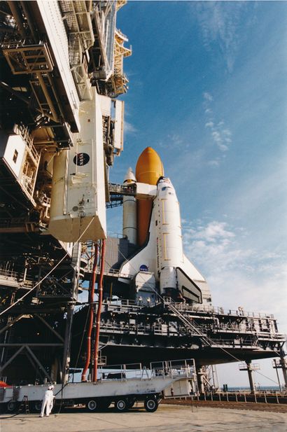 NASA Nasa. Vue en contre plongée de la navette spatiale Endeavour (Mission STS-97)...