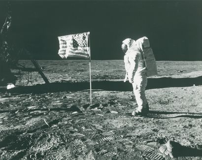 NASA NASA. Mission Apollo 11. Historique pose devant le drapeau américain sur le...