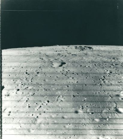 NASA Nasa. Mission LUNAR ORBITER II. Belle vue du sol lunaire avec au bord de l'horizon...