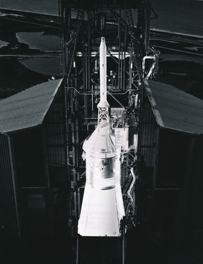 NASA Nasa. Très belle vue de la coiffe de la fusée Saturne V pendant le test de la...