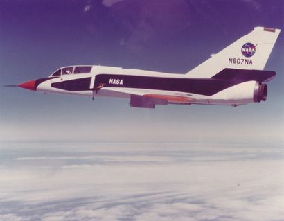 NASA Nasa. L'avion de la NASA 607 (N607NA) en 1974 au Lewis Research Center, à Cleveland,...