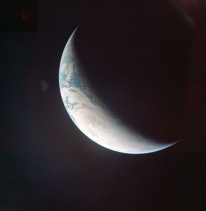 NASA Nasa. GRAND FORMAT. Apollo 4. Rare photographie d'un croissant de Terre depuis...