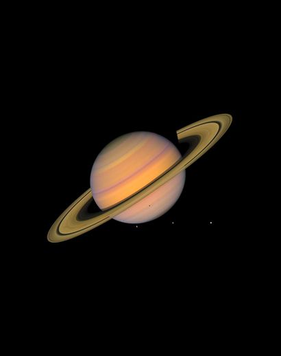 NASA Nasa. Sonde spatiale VOYAGER 2. Cette image en couleurs rehaussées montre Saturne,...
