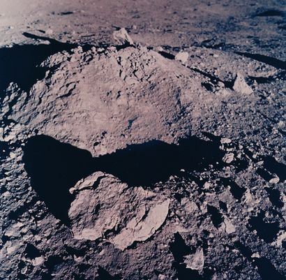 NASA Nasa. Mission Apollo. Vue rapprochée d'un rocher lunaire sur le sol lunaire....