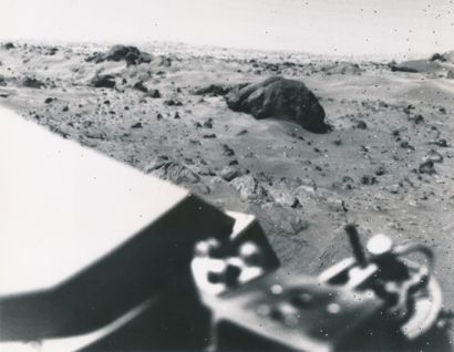 NASA Nasa. Planet MARS. The famous "BIG JOE" rock in front of the Viking 1 lander....