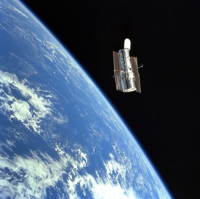NASA NASA. GRAND FORMAT. Le télescope spatial Hubble (HST) flotte gracieusement au-dessus...