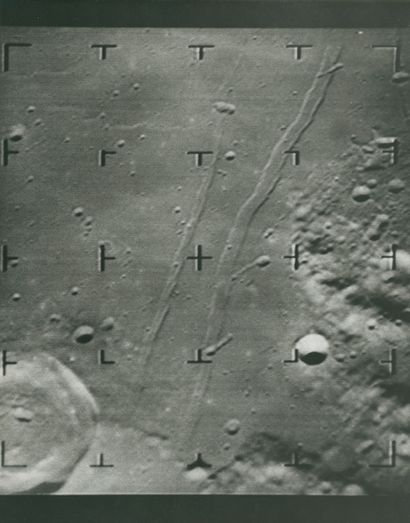 NASA NASA. Photographie du sol lunaire réalisée par la caméra de télévision de la...