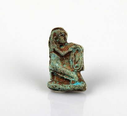 null Amulette représentant un personnage portant un cartouche

Fritte 3.1 cm

Egypte...