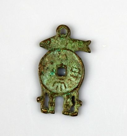 Amulette représentant une sapèque surmontée...