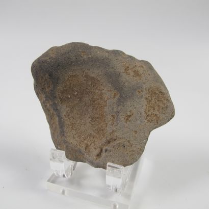 null Face in grey terracotta. L 5cm. Pre-Columbian Mesoamerica.