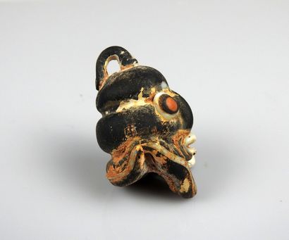 null Pendant representing a head

Glass paste 4.3 cm

Modern work in the ancient...