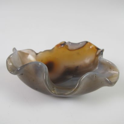 null Brush bottle in the shape of a lotus leaf. Ribboned agate. L 9.5cm. China. 19th...
