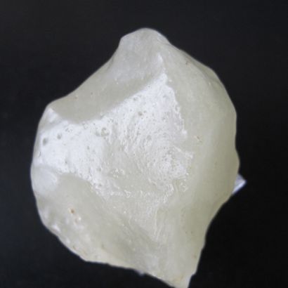 null Outil préhistorique éolisé en verre libyque translucide blanc. Lechateliérite...