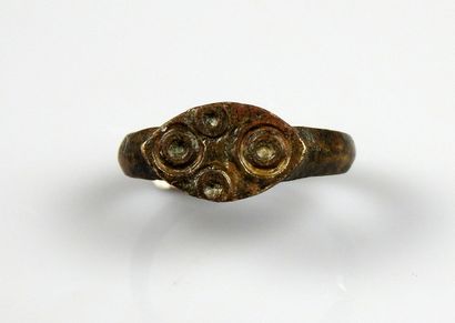 null Ring with ocelli decoration

Bronze Finger size 51

Roman period