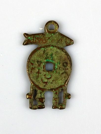 null Amulet representing a sapèque surmounted by a fish

Bronze 4 cm

China
