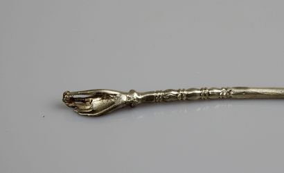 null Large and beautiful pin representing a hand whose index and thumb hold a ball

Silver...
