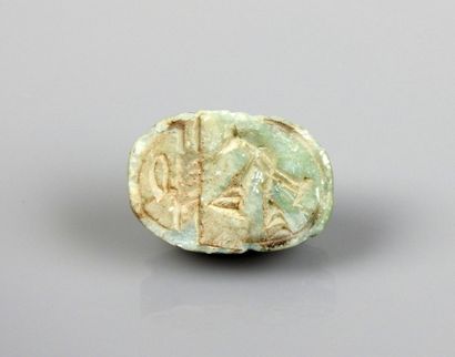 null Perle en forme de scarabée ornée de hiéroglyphes, très fin

Stéatite 2.3 cm

Egypte...
