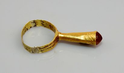 null Tubular ring with a stone at its end

Gold, and agate ring probably restored...