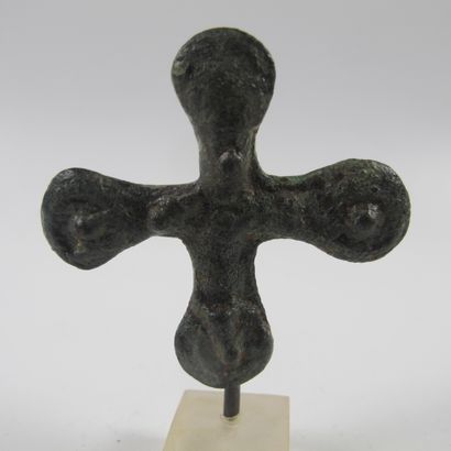 null Croix de pèlerin en bronze. L 5cm. Soclée. Art Byzantin.