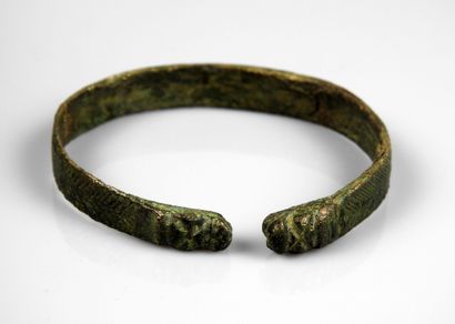 null Beautiful bracelet ending with reptile heads, decorated with ocelli and chevrons

Bronze...