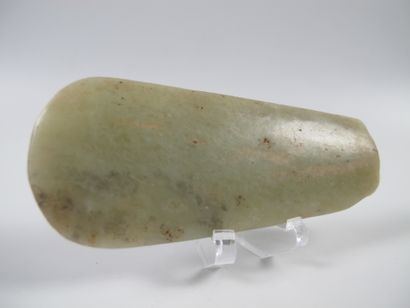null Fine votive polished axe in jade. Translucent beige nephrite. L approx. 11 cm....