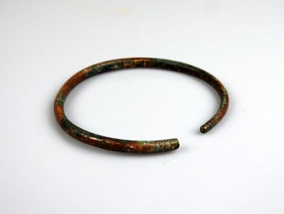 null Bracelet se terminant par un léger décor géométrique de traits

Bronze 7 cm

Protohistoire...