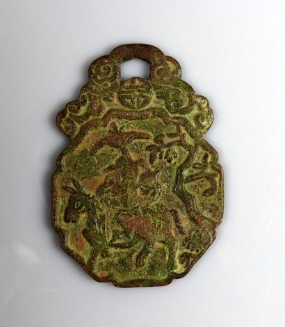 null Amulette représentant un sage sur un cheval et un animal de l’autre

Bronze...