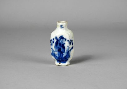 null Potion flask.China.

White and blue ceramic.

Ming period.5,5cm high.