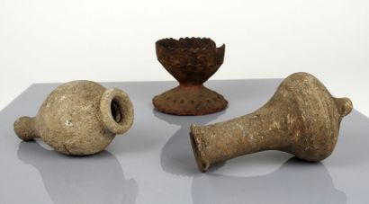 null Set of three pieces of crockery including two amphorae and a diabolo vase

Terracotta...