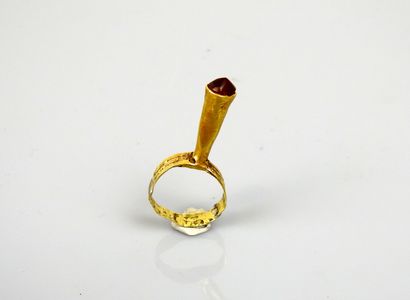 null Tubular ring with a stone at its end

Gold, and agate ring probably restored...