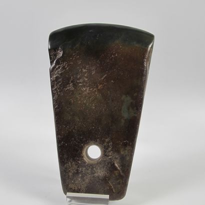 null Polished jade axe with flat edges. Dark green nephrite. L 13cm. China. Neolithic,...