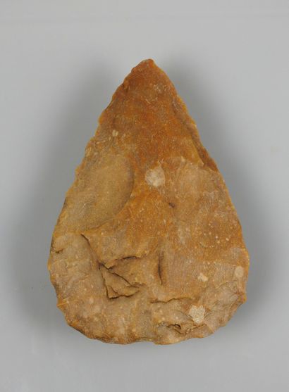null Very regular almond-shaped biface

Brown flint 13.5 cm

French prehistory