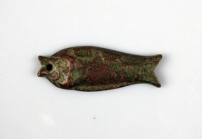 Amulette de longévité en forme de carpe 
Bronze...