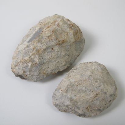 null Two bifaces in Montmorencian sandstone. L 6 and 8cm. French prehistory. Middle...