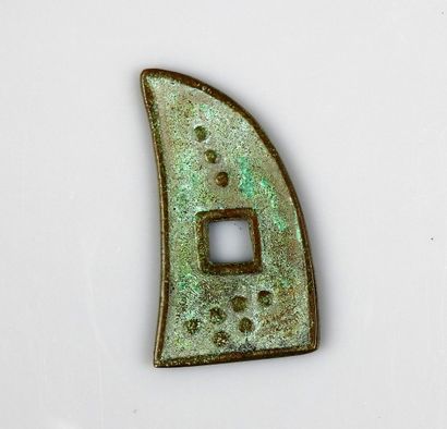 null Curieuse amulette de forme triangulaire évoquant une dent

Bronze 4.8 cm

C...