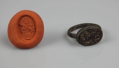 null A superb seal ring with intaglio decoration representing two horses facing each...