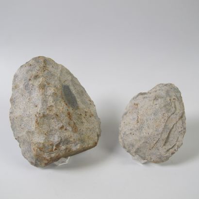 null Deux bifaces en grès montmorencien. L 6 et 8cm. Préhistoire française. Paléolithique...