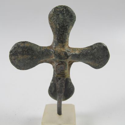 null Bronze pilgrim cross. L 5cm. Plinth. Byzantine art.