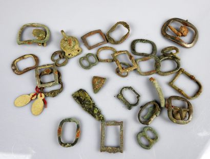 Lot d’objets archéologiques dont fibules,...