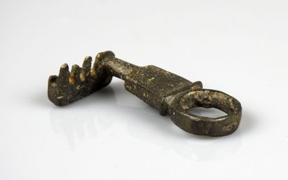 null Key with solid body ending in a toothed comb

Old collection of a provincial...